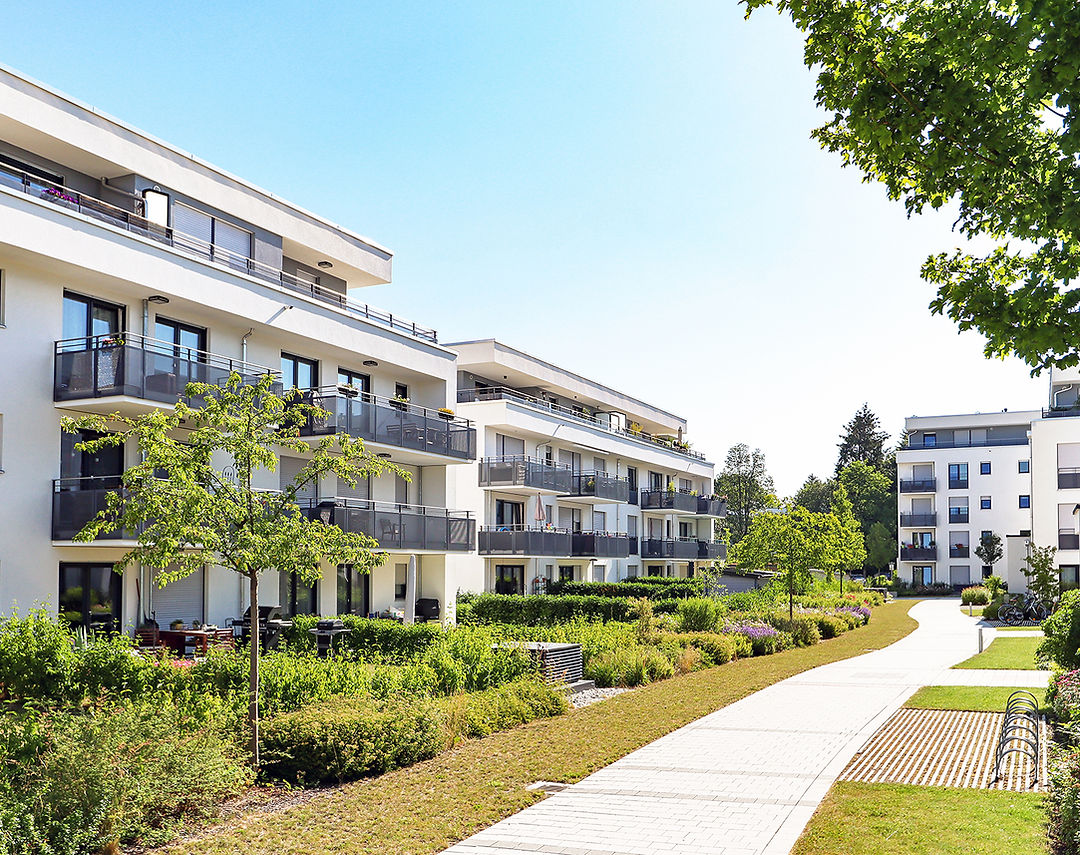 Moderne boligkompleks med velstelt uteområde