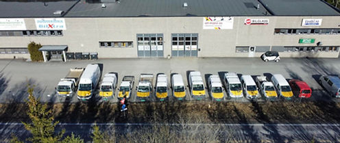 Alt-mann AS bilflåte — gule og hvite servicebiler